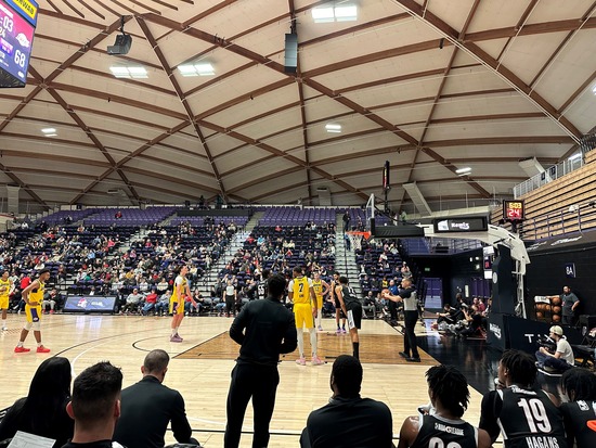 Remix players against South Bay Lakers lining up for a free through shot at the Chile Center