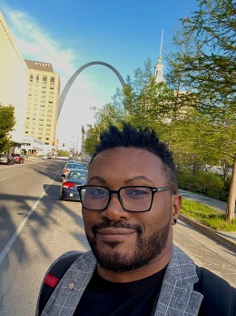 Re Nelson in front of the st. louis capitol with the arch behind it