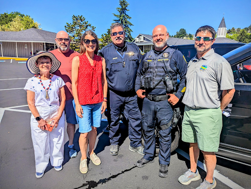 Rep Neron poses with community leaders from King City