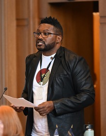 representante hablando ante el parlamento