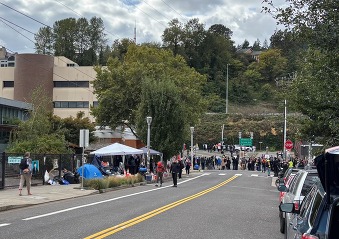 Calle cerca de las instalaciones de ICE con gente protestando