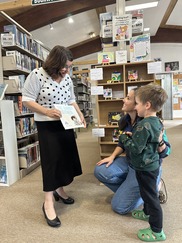 Oregon’s First Lady Aimee Kotek Wilson meets a young reader at the Warrenton Community Library on Aug. 26. 