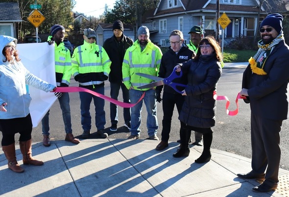 Commissioner Eudaly ribbon cutting on SE 50th