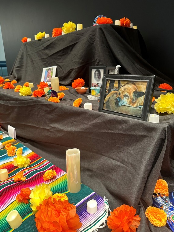 Portland Building Día de Muertos ofrenda