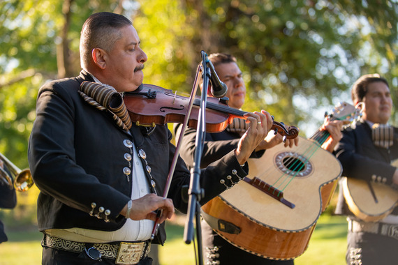Welcoming Week mariachis playing music