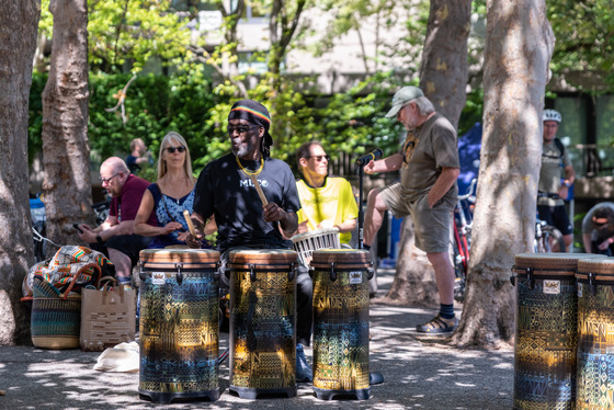 Music and performing arts entertainment can be enjoyed all along the route.