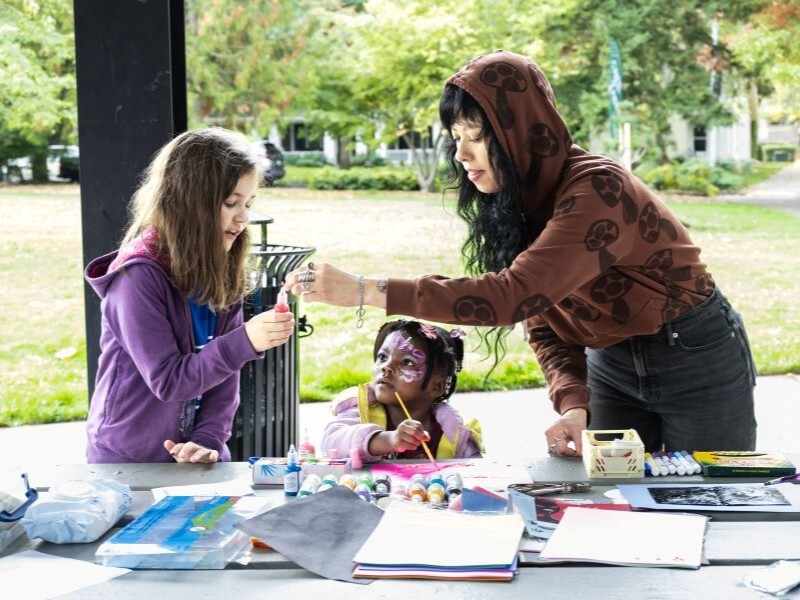 PPR - Adult helping children with crafts