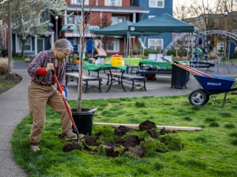 PPR - Person digging a hole 