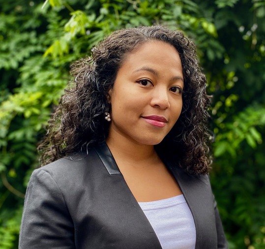 PPR - Woman in front of a green shrub background