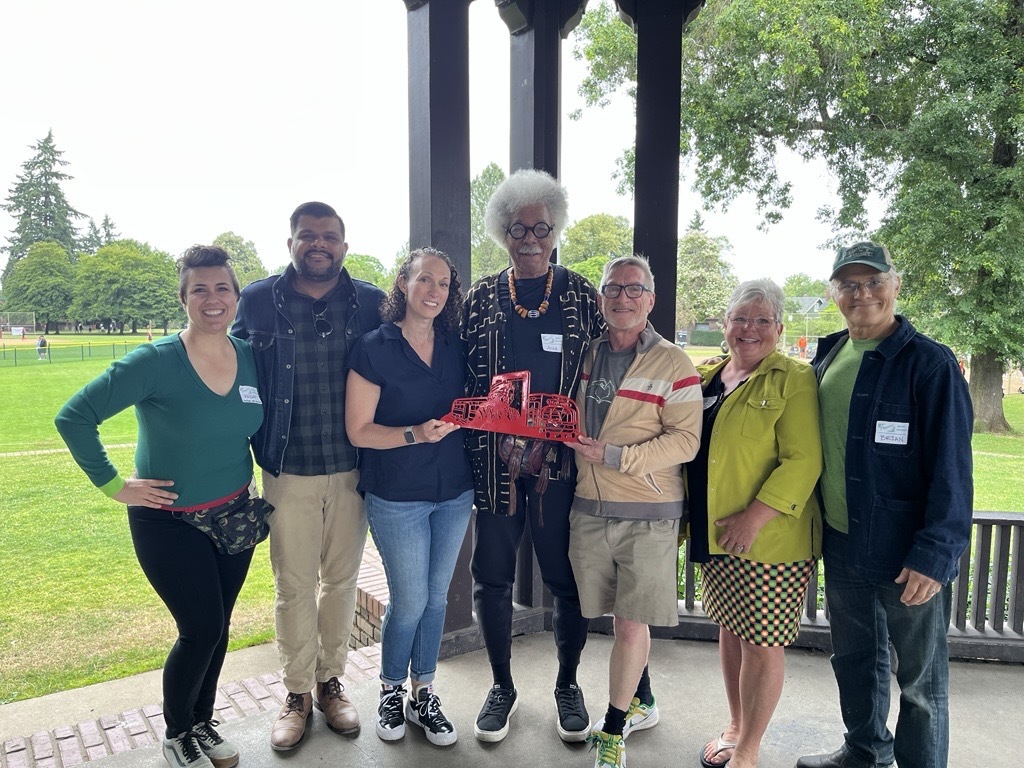 Councilors Kanal, Pirtle-Guiney, and Ryan, artist Arvie Smith (center), and members of the Piedmont Neighborhood Association.
