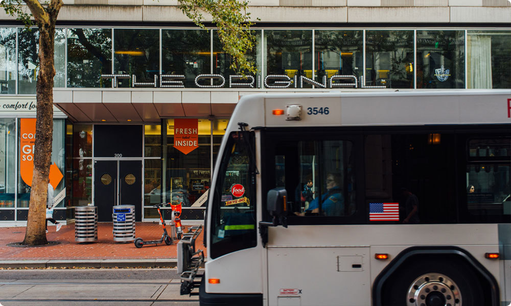 Trimet bus in front of The Original Dinerant