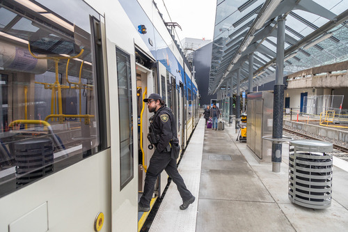 Image of a MAX Red Line train at the Portland International Airport MAX Station