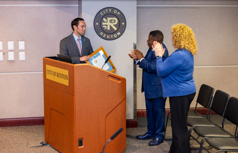 Councilmember Ryan McIrvin receiving the Advanced Certificate of Municipal Leadership 