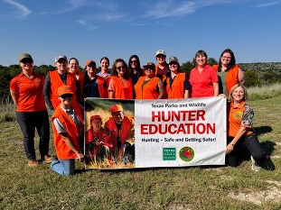 Class photo of women at R3 event outside