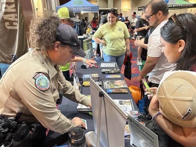 Warden helps kids learn