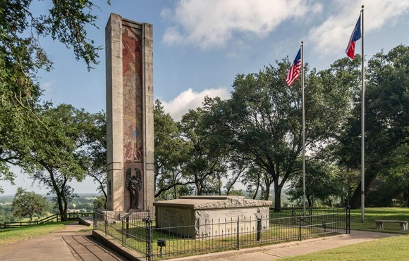 Large memorial tomb and pillar 