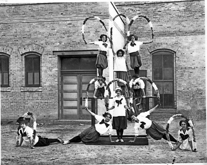 San Antonio Turnverein girls' team in pyramid formation