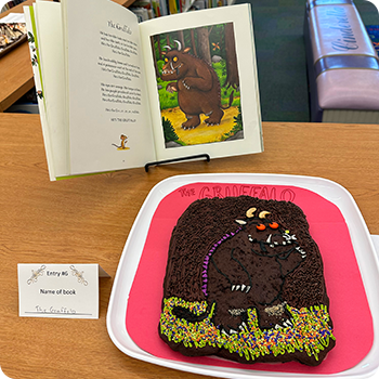 Gruffalo-monster-themed cake next to the children's book.