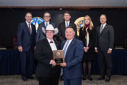 Simmons receives plaque from DPS Commissioners