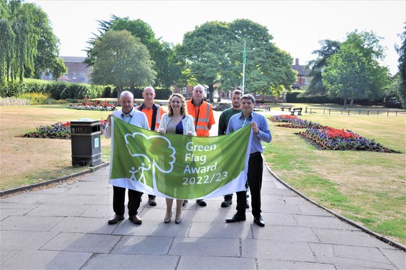 Staff with Green Flag award in Kings' Park Retford