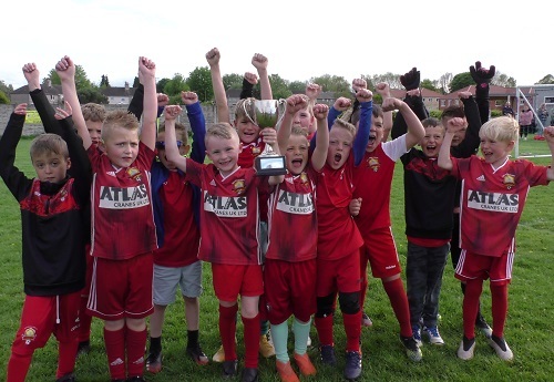 Bolsover Town FC U7s celebrating their cup success
