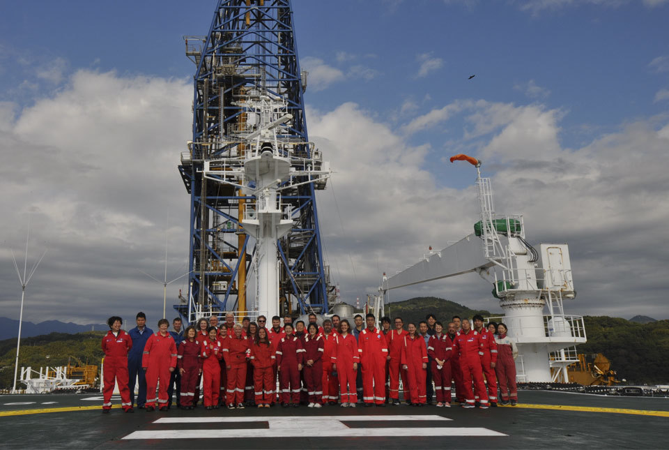 The ECORD IODP Expedition 386 Research Team on the helideck of The Chikyu research vessel. Photo: © ECORD