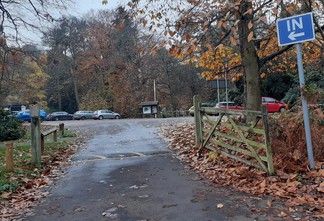 Car park entrance at Lily Hill Park