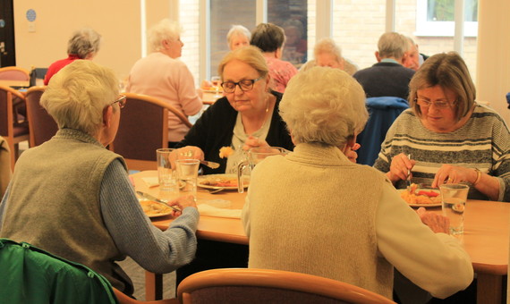 Residents enjoying sycamore dinning lunch 