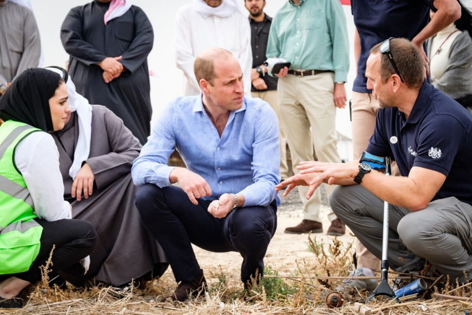 Cefas’ Brett Lyons discussing global marine issues with the Duke of Cambridge during his visit to the Jahra Reserve.