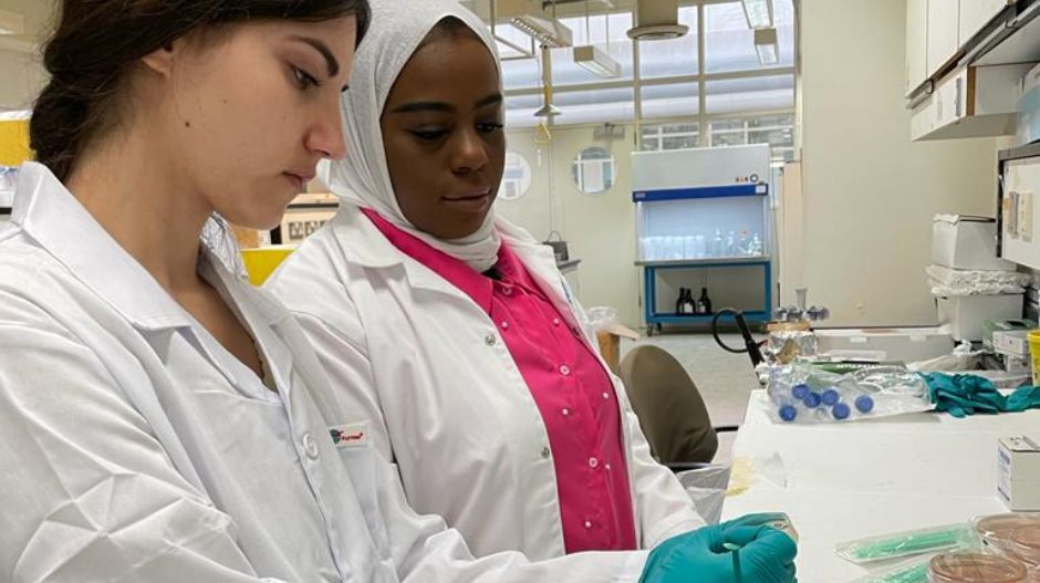 women working in a lab