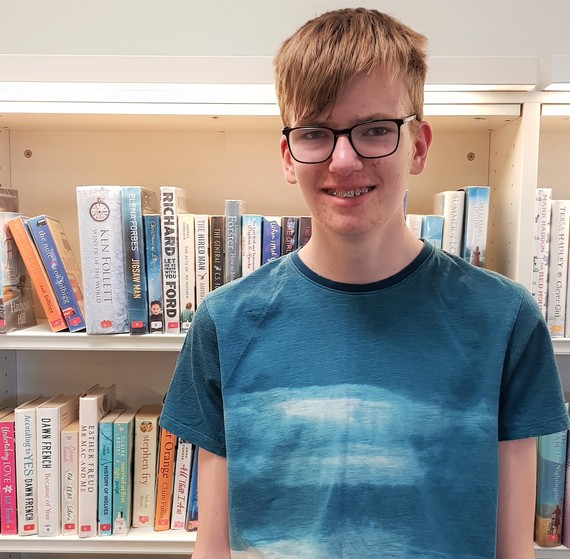 A young volunteer in the library