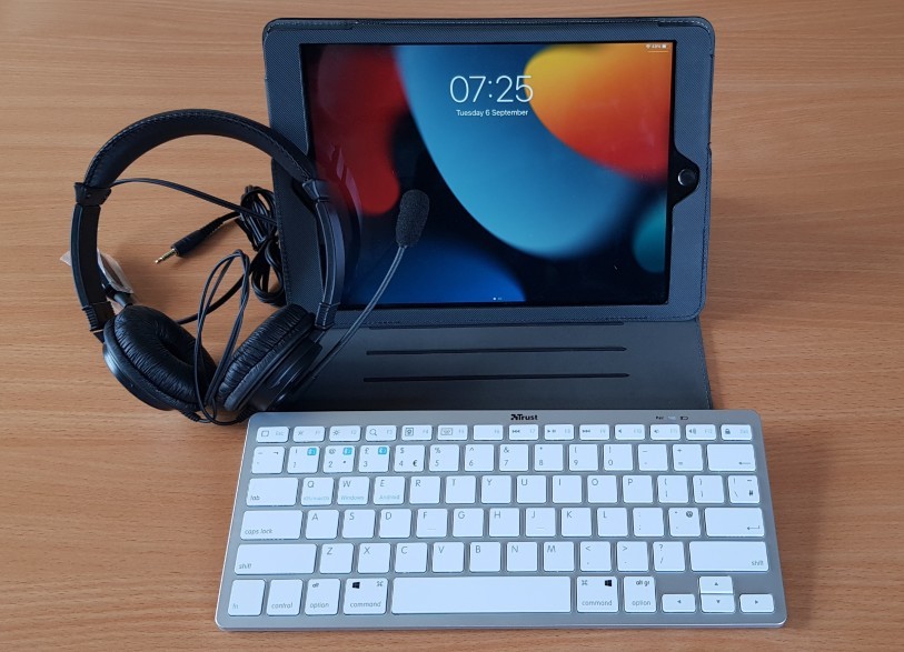 Ipad, keyboard and headphones 