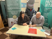Signing the commitment to not tolerate loan sharks