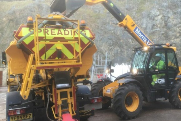Gritter being loaded