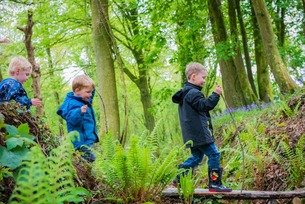 Walking children - photo credits: Woodland Trust 