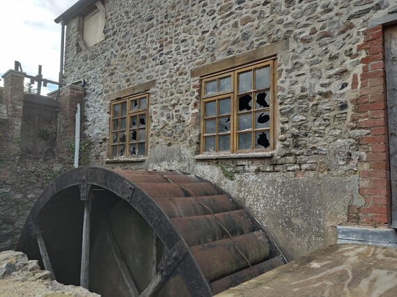 Photo of the exterior of the derelict Honiton Mill