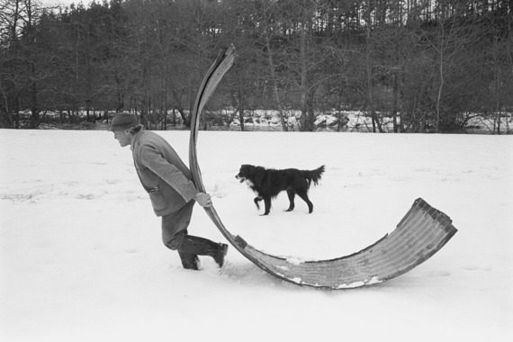Alf Pugsley moving a shed in case of flood, Langham, Dolton, Devon, 1978. Photograph by James Ravilious © Beaford Arts
