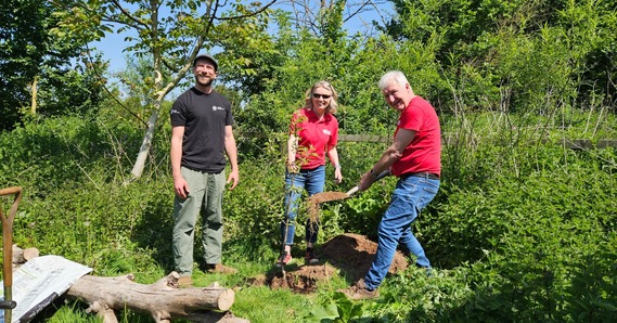Michael Rogers, Councillor Paula Fernley, and Councillor Geoff Jung planting a tree