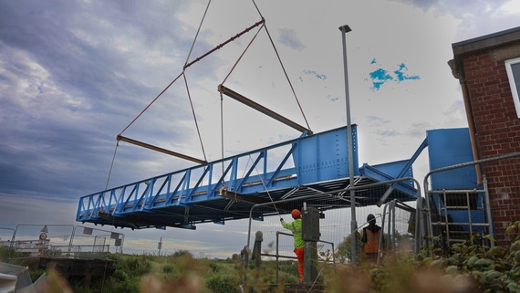 Weel Bridge lifted into place