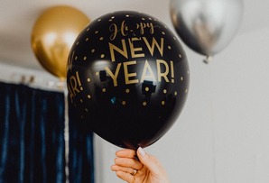 Black balloon with Happy News Year written on it