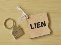 House-shaped keyring with tag saying 'Lien'