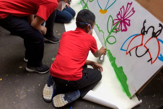 children creating mural's 