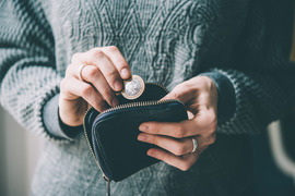 purse hands money