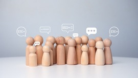 wooden figures with speechbubble