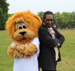 Mayor with Lennox chaity mascot May 2019