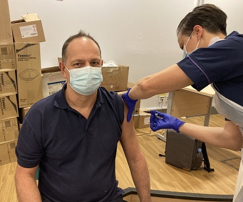 Lee Munn receiving vaccination