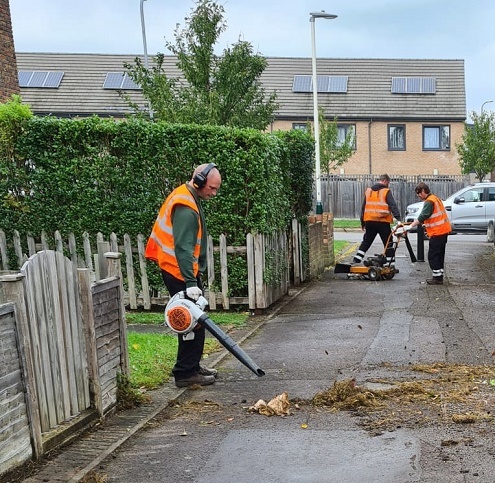 Cleaning work on the Briar Road estatet Oct 2021