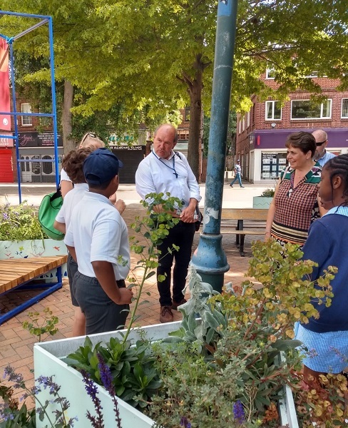 Picture of London in Bloom judge meeting children in Romford 17 June 2022