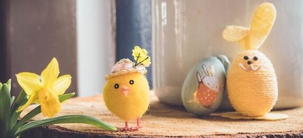 Easter chick, bunny and daffodils