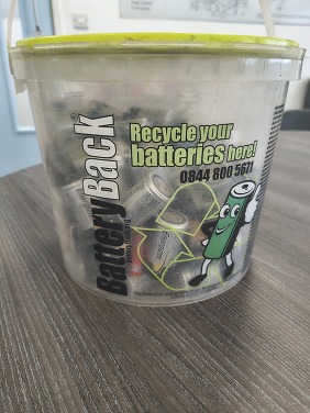 Dry cell battery storage return tub